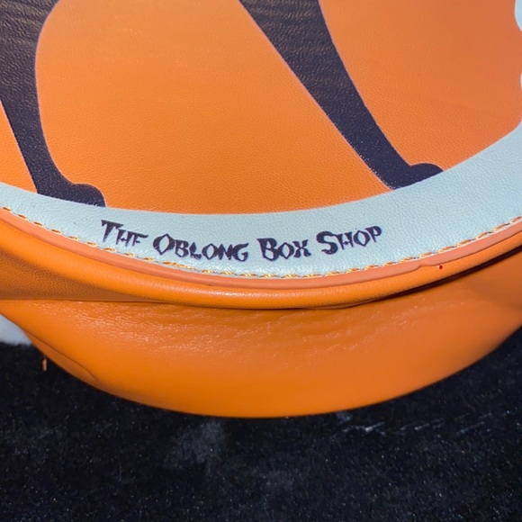 TOBS moon scared black cat Halloween purse - Picture 3 of 5